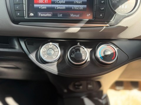 Toyota Yaris 1.33 Dual VVT-i Design Euro 6 5dr 15