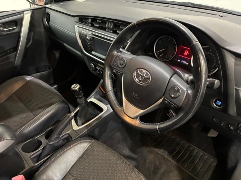 Toyota Auris 1.6 V-Matic Excel Euro 5 5dr 3