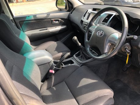 Toyota Hilux INVINCIBLE 4X4 3.0 D-4D DCB Manual 99000m FSH inc Cambelt 6