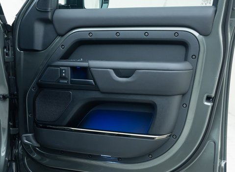 Land Rover Defender 110 OCTA EDITION ONE 33