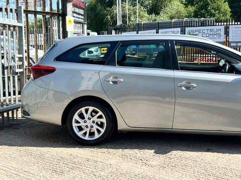 Toyota Auris VVT-I ICON TECH TOURING SPORTS 13