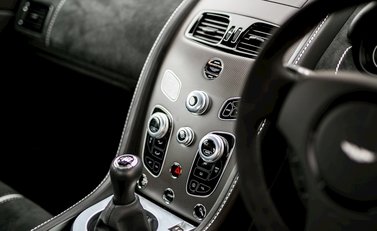 Aston Martin V12 Vantage S 15