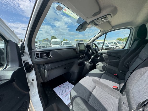 Renault Trafic LWB L2H1 [SOLD KH] Low roof Advance LL30 Aircon Sensors EURO 6 12