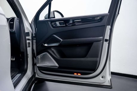 Porsche Cayenne 4.0T V8 GPF Turbo SUV 5dr Petrol TiptronicS 4WD Euro 6 (s/s) (550 ps) 24