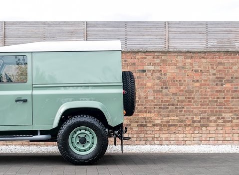 Land Rover Defender 90 Heritage Hard Top 24