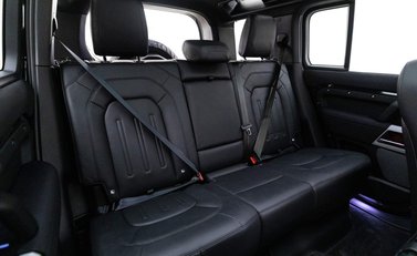 Land Rover Defender SE 8