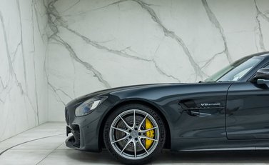 Mercedes-Benz AMG GT R 32