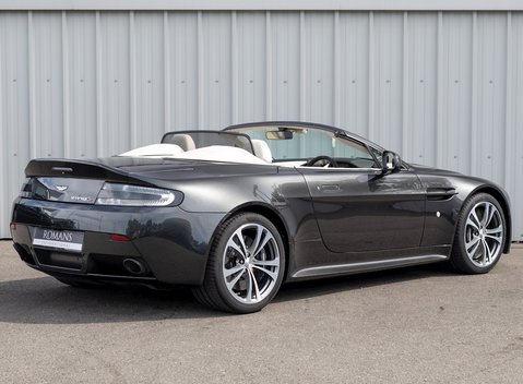 Aston Martin V12 Vantage S Roadster 11