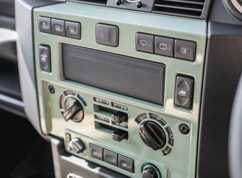 Land Rover Defender 90 Heritage 18