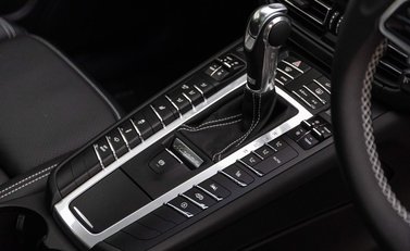 Porsche Macan TURBO PDK 16