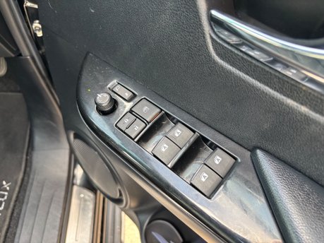 Toyota Hilux 2.8 D-4D Invincible X Pickup Double Cab 4dr Diesel Auto 4WD Euro 6 (204 ps) 25