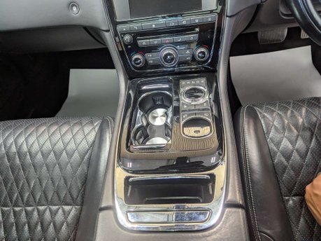 Jaguar XJ 3.0 XJ Portfolio V6 D Auto 4dr 52