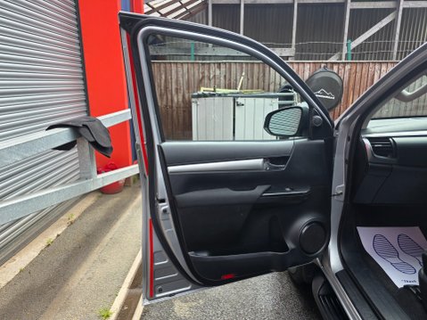 Toyota Hilux INVINCIBLE 4WD D-4D DCB 20
