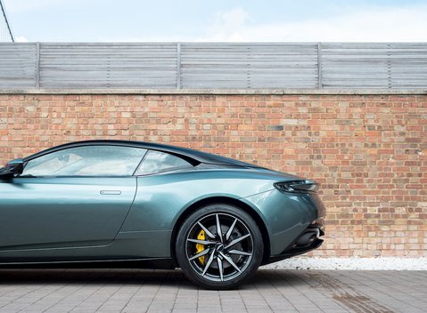 Aston Martin DB11 V8 24