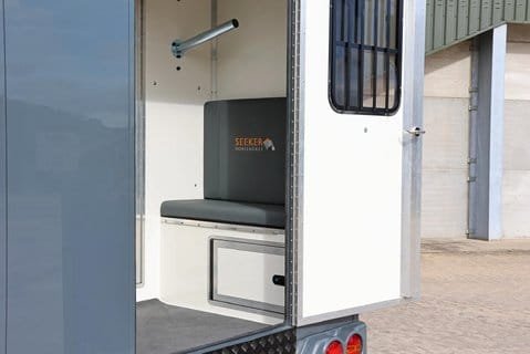 Renault Master DEMO MODEL 3.5 TON ADVANCE 150 AUTO STALLION BUILD SEEKER HORSEBOX REAR BED 28