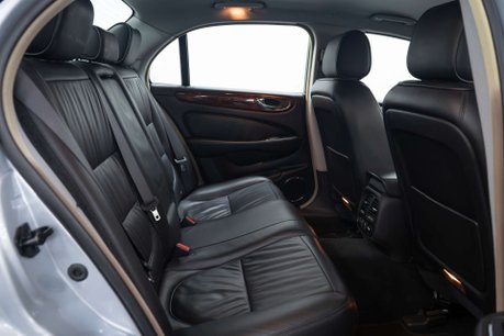 Jaguar XJ 3.0 XJ Sovereign V6 Auto 4dr 30