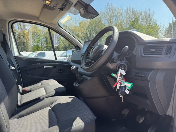 Renault Trafic SWB L1H1 [SOLD MM] Low Roof Business Plus Sl28 Air Con Sensors EURO 6 17