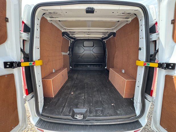 Ford Transit Custom SWB L1H1 [SOLD CR] Low Roof Limited 300 Air Con Cam EURO 6 NO VAT 9