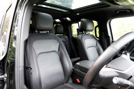 Land Rover Defender 110 X-DYNAMIC HSE. URBAN UPGRADES. REAR SCREENS. PANO ROOF. E/SUSPENSION. 10