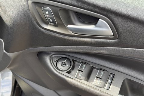 Ford Kuga ST-LINE AUTOMATIC -ONE OWNER- FORD SERVICE HISTORY - APPLE CARPLAY 32