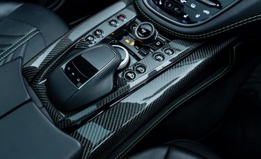 Aston Martin DBX 707 21