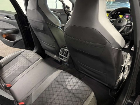 Volkswagen Golf 1.5 Golf R-Line eTSI Semi-Auto 5dr 37