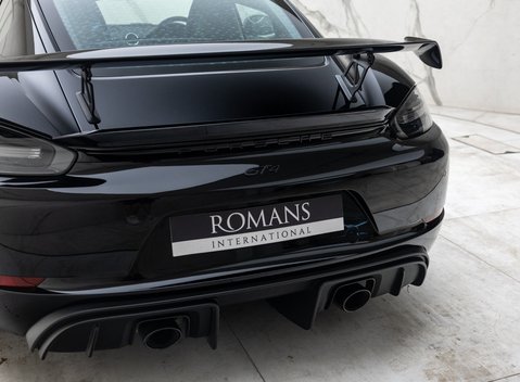 Porsche Cayman GT4 (718) 35