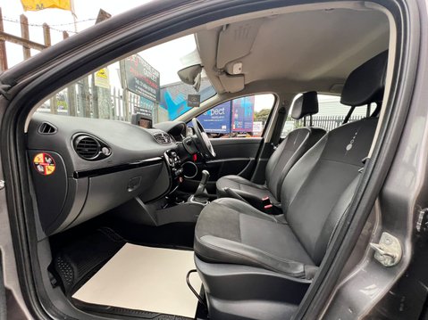 Renault Clio DYNAMIQUE TOMTOM 16V 57