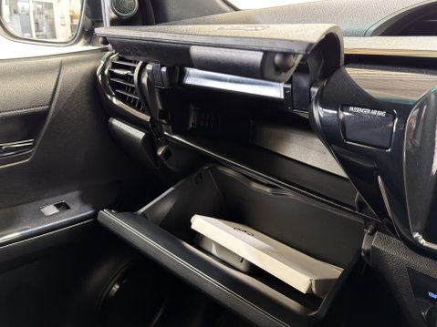 Toyota Hilux INVINCIBLE X 4WD 48V MHEV AUTO 73
