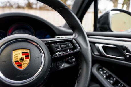 Porsche Macan S PDK. PANO ROOF. BOSE SOUND SYSTEM. HEATED FRONT SEATS. REVERSING CAMERA. 28