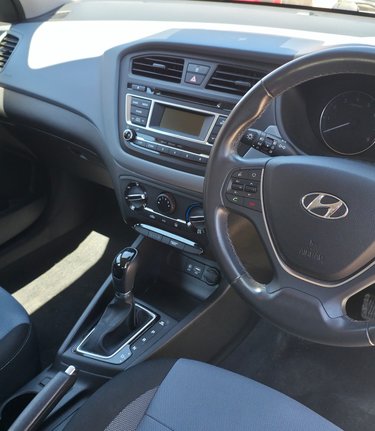Hyundai i20 MPI SE.AUTOMATIC..1 PREVIOUS OWNER,18 STAMPS,AIR CON,LAST OWNER  9 YEARS. 3