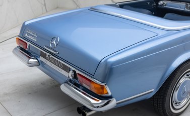 Mercedes-Benz 280 SL W113 Pagoda 38