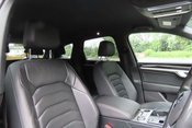 Volkswagen Touareg 3.0 TDI V6 R-Line Tiptronic 4Motion Euro 6 (s/s) 5dr 9