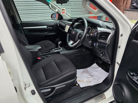 Toyota Hilux INVINCIBLE 4WD D-4D DCB 14