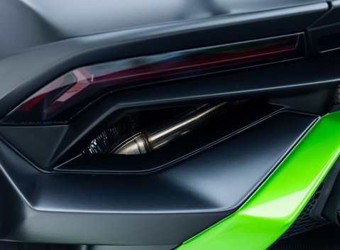 Lamborghini Huracan STO 32