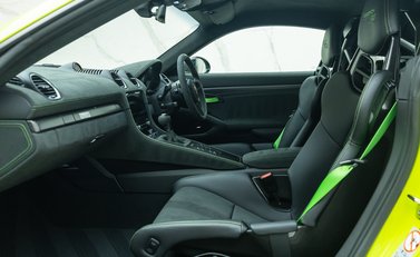 Porsche Cayman GT4 RS (718) 16