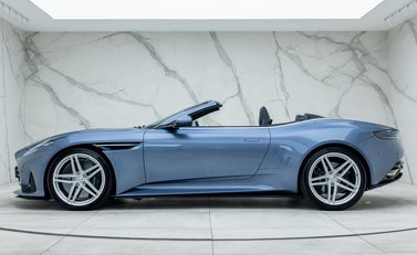 Aston Martin DB12 VOLANTE 3