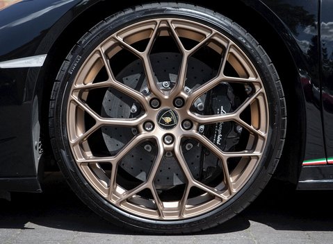 Lamborghini Huracan LP640-4 Performante 10