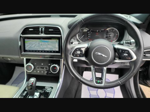 Jaguar XE R-DYNAMIC S 27