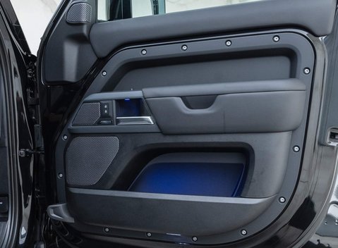 Land Rover Defender 110 D300 X 20