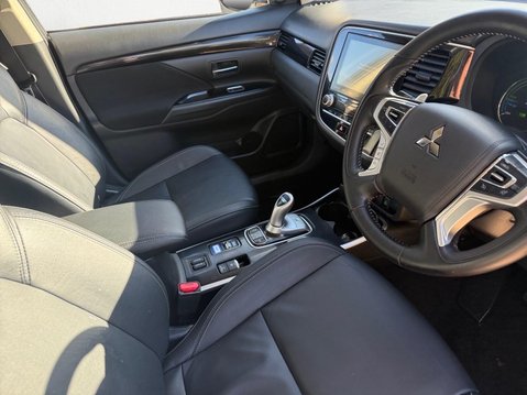 Mitsubishi Outlander 2.4h TwinMotor 13.8kWh Reflex Plus SUV 5dr Petrol Plug-in Hybrid CVT 4WD Eu 2