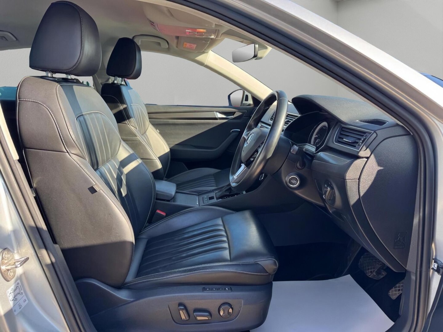 2020 Skoda Superb — image 9