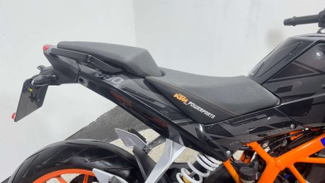 KTM 390 DUKE 2014 FULL HISTORY ONLY 5K VERY CLEAN A2 READY NAKED BIKE 390CC 32