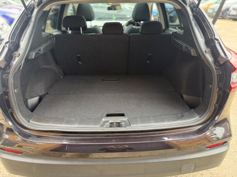 Nissan Qashqai 1.3 DIG-T N-Connecta SUV 5dr Petrol Manual 23