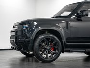 Land Rover Defender 3.0 D250 MHEV X-Dynamic HSE SUV 3dr Diesel Auto 4WD Euro 6 (s/s) (250 ps) 32