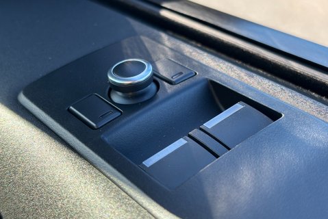 Land Rover Discovery D300 HSE Mhev Panel Van - Full LR Service History 38