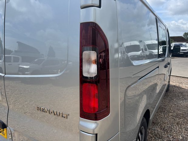Renault Trafic Crew Cab AUTO LWB L2H1 Low Roof Sport LI30 Air Con Nav EURO 6 10