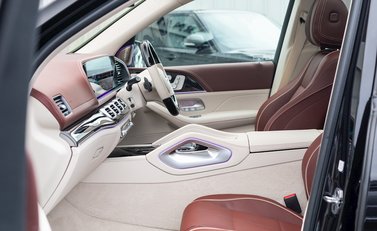 Mercedes-Benz GLS 600 First Class 18