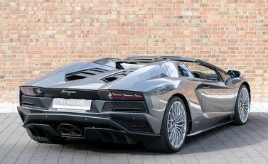Lamborghini Aventador S LP740-4 Roadster 9