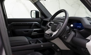 Land Rover Defender 110 HSE P300 9